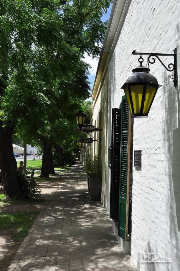 Calçada sombreada em Colonia del Sacramento, no sul do Uruguai